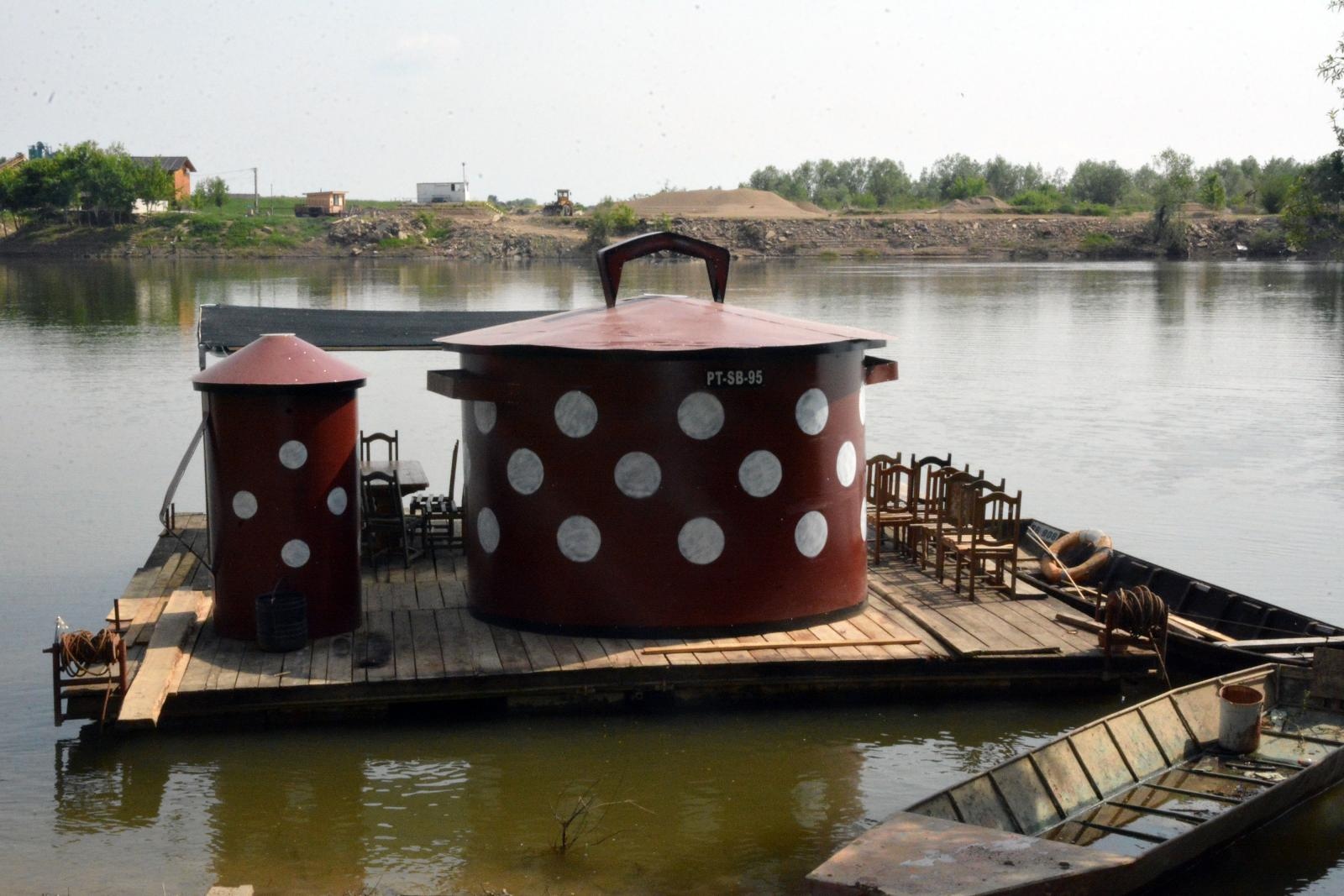 Uskoci: Dok plovimo na splavi, boravimo u loncima – otac i tri sina vlasnici zanimljivog plovila Uskoci: Dok plovimo na splavi, boravimo u loncima – otac i tri sina vlasnici zanimljivog plovila