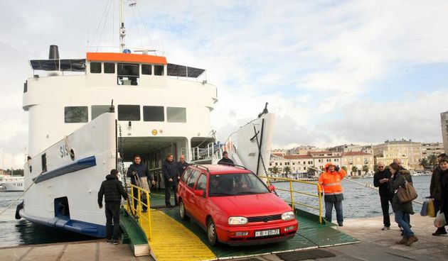 18.01.2014., Zadar – Sinoc je trajekt Hanibal Lucic udario u rivu u Silbi zbog jakog juga. Putnici su bili primorani prenociti na trajektu, a jutros je po njih poslan zamjenski trajekt Sis. Photo: Dino Stanin/PIXSELL