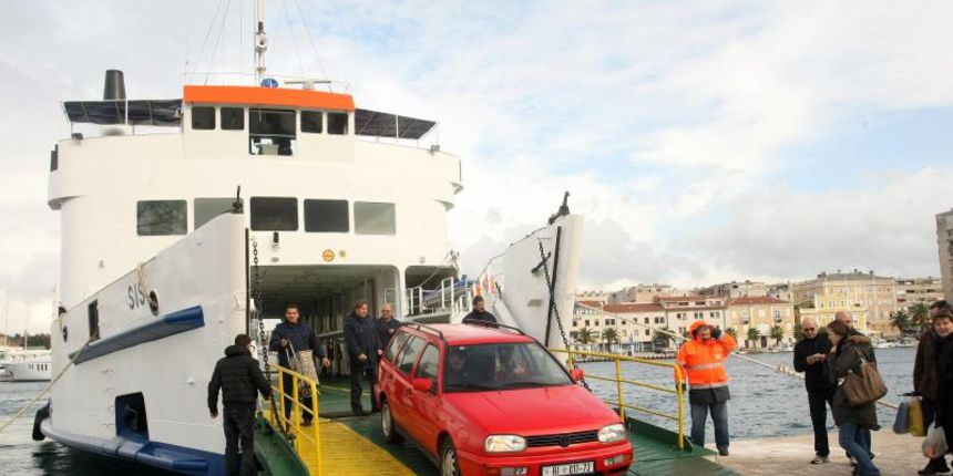 18.01.2014., Zadar – Sinoc je trajekt Hanibal Lucic udario u rivu u Silbi zbog jakog juga. Putnici su bili primorani prenociti na trajektu, a jutros je po njih poslan zamjenski trajekt Sis. Photo: Dino Stanin/PIXSELL 18.01.2014., Zadar – Sinoc je trajekt Hanibal Lucic udario u rivu u Silbi zbog jakog juga. Putnici su bili primorani prenociti na trajektu, a jutros je po njih poslan zamjenski trajekt Sis. Photo: Dino Stanin/PIXSELL