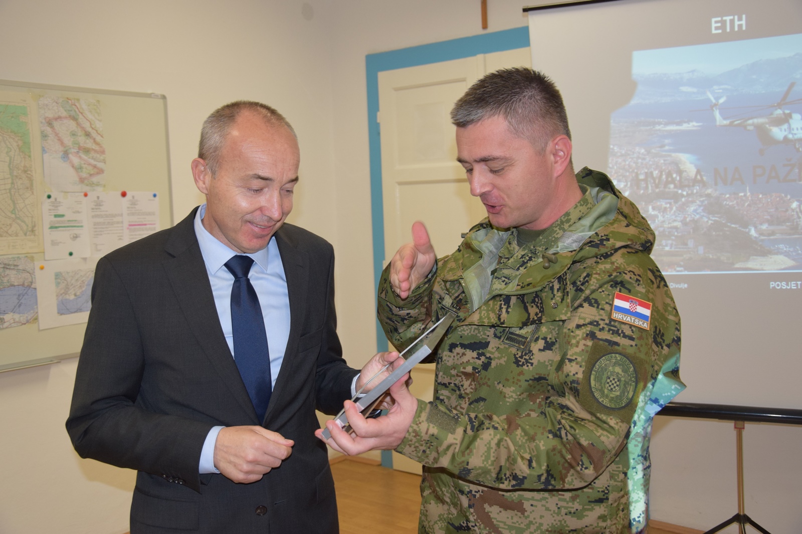 Ministar Krstičević posjetio eskadrilu transportnih helikoptera Ministar Krstičević posjetio eskadrilu transportnih helikoptera