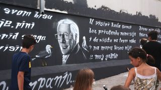 Veliki mural posvećen Oliveru Dragojeviću predstavljen uz bakljadu