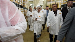 Kolan, Pag, 170710
Danas je premijerka Jadranka Kosor u Kolanu na otoku Pagu otvorila novu siranu Gligora. Sirevi iz sirane Gligora dobivaju najprestiznije nagrade i priznanja. 
Na slici Jadranka Kosor u obilasku sirane
Foto: Jure Miskovic / CROPIX