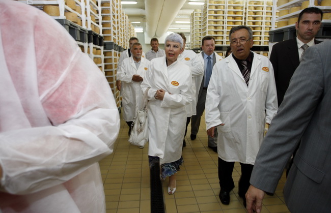 Kolan, Pag, 170710
Danas je premijerka Jadranka Kosor u Kolanu na otoku Pagu otvorila novu siranu Gligora. Sirevi iz sirane Gligora dobivaju najprestiznije nagrade i priznanja. 
Na slici Jadranka Kosor u obilasku sirane
Foto: Jure Miskovic / CROPIX