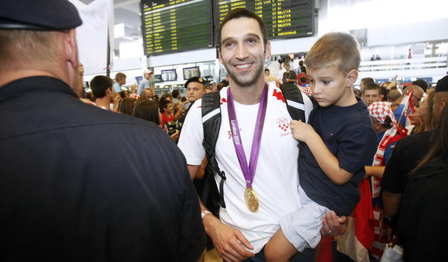 Zagreb, 130812. 
Pleso.
Povratak Hrvatske olimpijske delegacije u Zagreb sa Olimpijskih igara u Londonu.
Na fotografiji: Josip Pavic.
Foto: Goran Mehkek / CROPIX