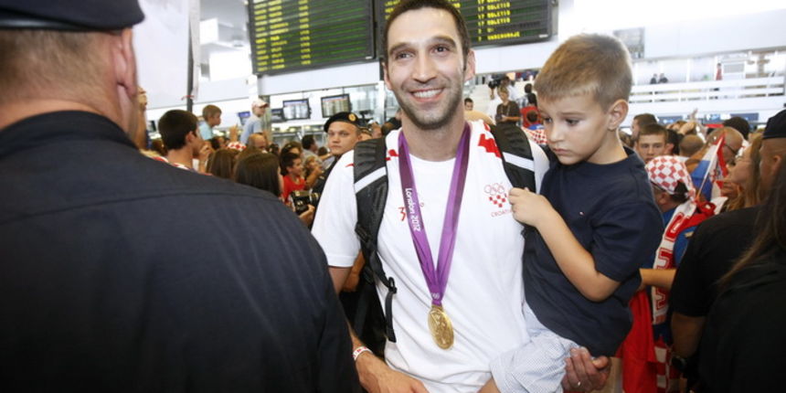 Zagreb, 130812.
Pleso.
Povratak Hrvatske olimpijske delegacije u Zagreb sa Olimpijskih igara u Londonu.
Na fotografiji: Josip Pavic.
Foto: Goran Mehkek / CROPIX Zagreb, 130812.
Pleso.
Povratak Hrvatske olimpijske delegacije u Zagreb sa Olimpijskih igara u Londonu.
Na fotografiji: Josip Pavic.
Foto: Goran Mehkek / CROPIX