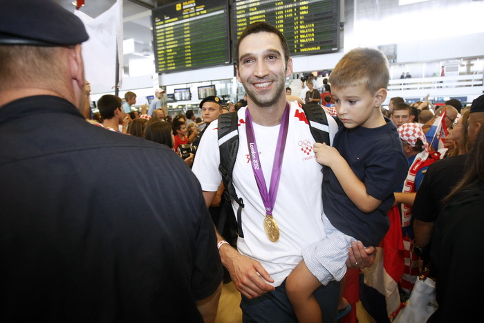 Zagreb, 130812.
Pleso.
Povratak Hrvatske olimpijske delegacije u Zagreb sa Olimpijskih igara u Londonu.
Na fotografiji: Josip Pavic.
Foto: Goran Mehkek / CROPIX Zagreb, 130812.
Pleso.
Povratak Hrvatske olimpijske delegacije u Zagreb sa Olimpijskih igara u Londonu.
Na fotografiji: Josip Pavic.
Foto: Goran Mehkek / CROPIX