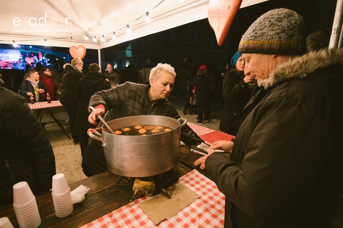 Humanitarni svjetlosni spektakl “Zaželi ljubav 2018.” @ Forum