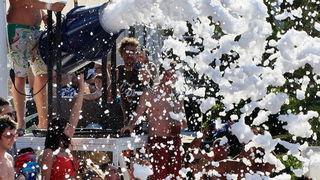 Novalja / Zrce, 260811.
Tematski blok: Pjena party u Aquariusu. Jedan od zastitnih znakova zrcanskog kluba Aquarius je pjena party. Svakodnevni je sastavni dio Aquariusovih After Beach Partyja. Taj jednostavan dogadjaj izuzetno veseli partijanere koji rad