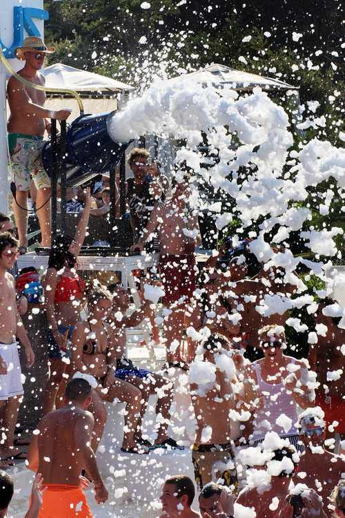 Novalja / Zrce, 260811.
Tematski blok: Pjena party u Aquariusu. Jedan od zastitnih znakova zrcanskog kluba Aquarius je pjena party. Svakodnevni je sastavni dio Aquariusovih After Beach Partyja. Taj jednostavan dogadjaj izuzetno veseli partijanere koji rad