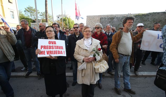 Prosvjed ispred splitskog HNK zbog predstave Olivera Frljića ‘Naše nasilje i vaše nasilje’