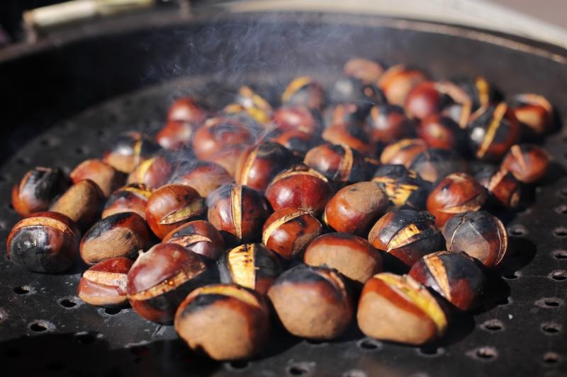 Kestenjari su započeli s ovogodisnjom sezonom prodaje pecenih kestena. Photo: Tomislav Miletic/PIXSELL
