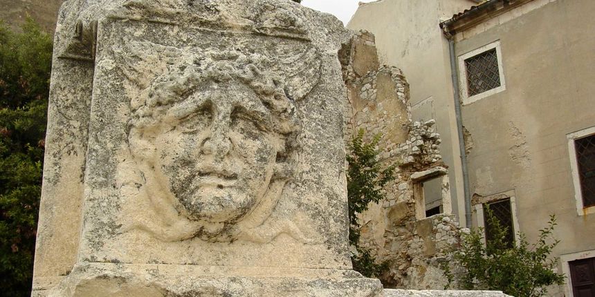 Kameno lice (foto wikimedia) Kameno lice (foto wikimedia)