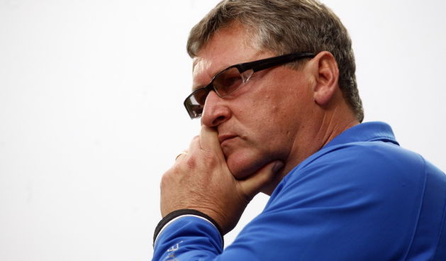 Rijeka, 240410.
Stadion Kantrida, Prva HNL, 27. kolo seniori, nogometna utakmica Rijeka – Zadar. Igraci Rijeke nastupili su u bijelim, Zadra u plavim dresovima.  
Na slici: Nenad Gracan, trener NK Rijeka
Foto: Tea Cimas / CROPIX