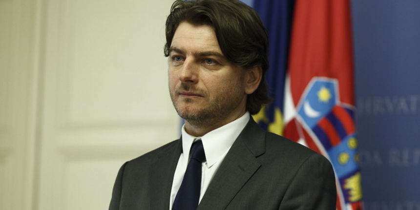 Zagreb, 130313.
Predsjednik Vlade Zoran Milanovic predstavio je u Banskim dvorima kandidata za novog ministra turizma Darka Lorencina iz redova IDS-a.
Na fotografiji: Darko Lorencin.
Foto: Dragan Matic / CROPIX Zagreb, 130313.
Predsjednik Vlade Zoran Milanovic predstavio je u Banskim dvorima kandidata za novog ministra turizma Darka Lorencina iz redova IDS-a.
Na fotografiji: Darko Lorencin.
Foto: Dragan Matic / CROPIX