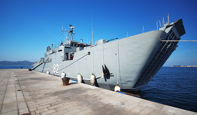 Polazak ratnog broda HRM-a sa zadarske rive (foto:Saša Čuka)