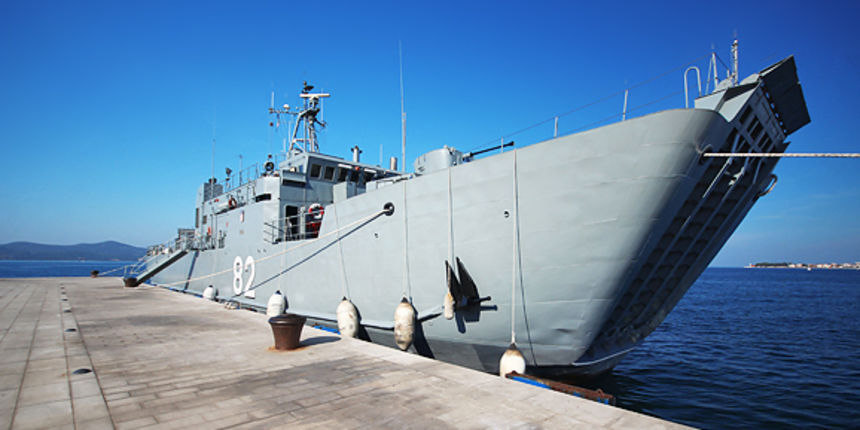 Polazak ratnog broda HRM-a sa zadarske rive (foto:Saša Čuka)