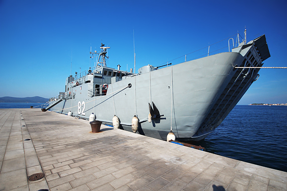 Polazak ratnog broda HRM-a sa zadarske rive (foto:Saša Čuka)