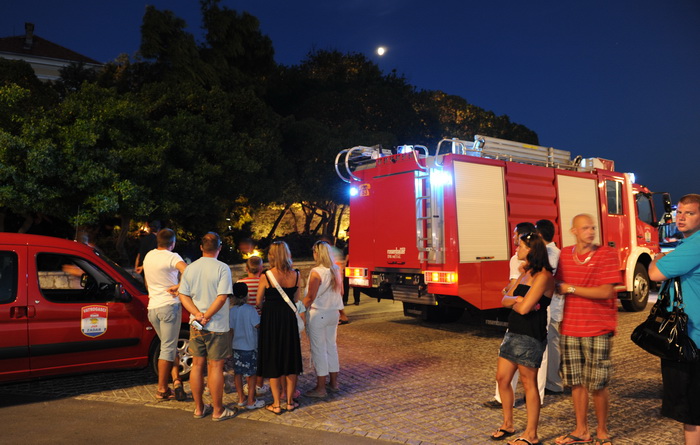 Zadar, 190810.
Veceras se u blizini zadarskih turistickih atrakcija morskih orgulja i pozdrava suncu iznenada srusilo stablo, na svu srecu nitko nije teze ozljedjen.
Foto : Andrija Lucic / cropix