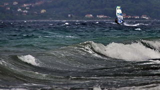 Kiteri i surferi uživali u jakom jugu