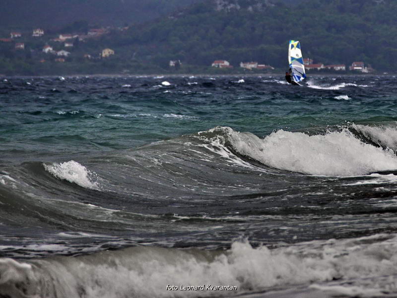 Kiteri i surferi uživali u jakom jugu