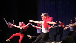 “Plesna čestitka” (foto:Saša Čuka)