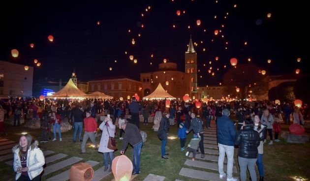 Humanitarni svjetlosni spektakl “Zaželi ljubav” na zadarskom Forumu