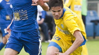 Zadar, 270413.
Stadion Stanovi.
1.HNL, 29. kolo utakmica Zadar – Inter.
Na fotografiji: plavi Zadar Stipe Perica, zuti Hrvoje Plazanic.
Foto: Josko Ponos / CROPIX Zadar, 270413.
Stadion Stanovi.
1.HNL, 29. kolo utakmica Zadar – Inter.
Na fotografiji: plavi Zadar Stipe Perica, zuti Hrvoje Plazanic.
Foto: Josko Ponos / CROPIX