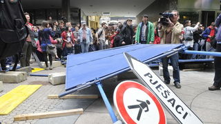 Zagreb, 170510.
Jutros su radnici HOTO grupe ogradili dio Varsavske ulice. Pocetak radova na prilazu buducoj garazi pratili su prosvjedi Zelene akcije a novi su najavljeni za utorak u 18 sati. Ogradjeno gradiliste budno su cuvali zastitari.
Prosvjednici r Zagreb, 170510.
Jutros su radnici HOTO grupe ogradili dio Varsavske ulice. Pocetak radova na prilazu buducoj garazi pratili su prosvjedi Zelene akcije a novi su najavljeni za utorak u 18 sati. Ogradjeno gradiliste budno su cuvali zastitari.
Prosvjednici r