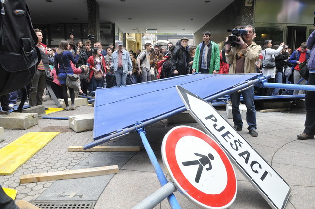Zagreb, 170510.
Jutros su radnici HOTO grupe ogradili dio Varsavske ulice. Pocetak radova na prilazu buducoj garazi pratili su prosvjedi Zelene akcije a novi su najavljeni za utorak u 18 sati. Ogradjeno gradiliste budno su cuvali zastitari.
Prosvjednici r Zagreb, 170510.
Jutros su radnici HOTO grupe ogradili dio Varsavske ulice. Pocetak radova na prilazu buducoj garazi pratili su prosvjedi Zelene akcije a novi su najavljeni za utorak u 18 sati. Ogradjeno gradiliste budno su cuvali zastitari.
Prosvjednici r