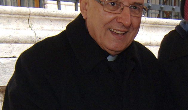 Mons. Ivan Prenđa u Caritasovoj akciji (Foto: Andrija Lučić/CROPIX)