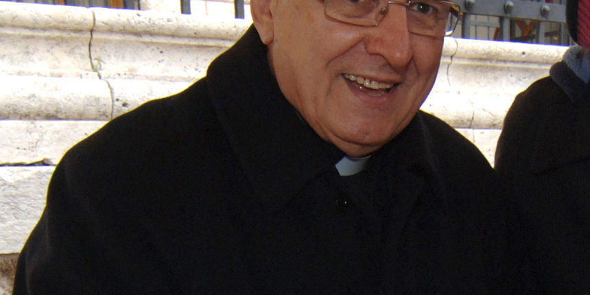 Mons. Ivan Prenđa u Caritasovoj akciji (Foto: Andrija Lučić/CROPIX) Mons. Ivan Prenđa u Caritasovoj akciji (Foto: Andrija Lučić/CROPIX)