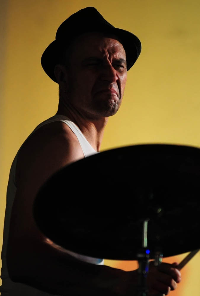 Zadar, 28.07.2011. snimio: Nenad Marčev
HIP HOP – JAZZ
SASKIA LAROO PROJECT (NL-USA-CRO- ITALY)
Saskia Laroo – trumpet, vocal
Warren Byrd – keyboards, vocal
MC Stewlocks Andy Ninvalle – rap, vocal
Daniel Guelli – bass guitar
Sin Banović – dr Zadar, 28.07.2011. snimio: Nenad Marčev
HIP HOP – JAZZ
SASKIA LAROO PROJECT (NL-USA-CRO- ITALY)
Saskia Laroo – trumpet, vocal
Warren Byrd – keyboards, vocal
MC Stewlocks Andy Ninvalle – rap, vocal
Daniel Guelli – bass guitar
Sin Banović – dr