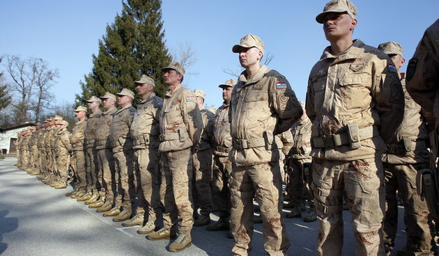 Velika Gorica, 040313.
Vojarna Pleso.
Svecani ispracaj 21. hrvatskog kontingenta u mirovnu misiju ISAF u Afganistan u cijem sastavu se nalaze i pripadnici Oruzanih snaga Crne Gore.
Foto: Davor Pongracic / CROPIX