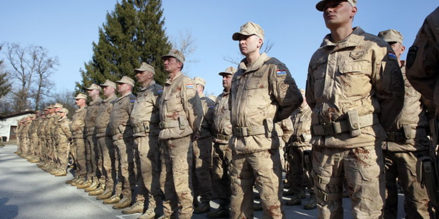 Velika Gorica, 040313.
Vojarna Pleso.
Svecani ispracaj 21. hrvatskog kontingenta u mirovnu misiju ISAF u Afganistan u cijem sastavu se nalaze i pripadnici Oruzanih snaga Crne Gore.
Foto: Davor Pongracic / CROPIX Velika Gorica, 040313.
Vojarna Pleso.
Svecani ispracaj 21. hrvatskog kontingenta u mirovnu misiju ISAF u Afganistan u cijem sastavu se nalaze i pripadnici Oruzanih snaga Crne Gore.
Foto: Davor Pongracic / CROPIX