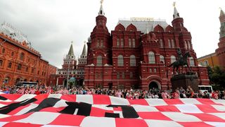 Hrvatski navijači u centru Moskve razvili divovsku zastavu Hrvatski navijači u centru Moskve razvili divovsku zastavu