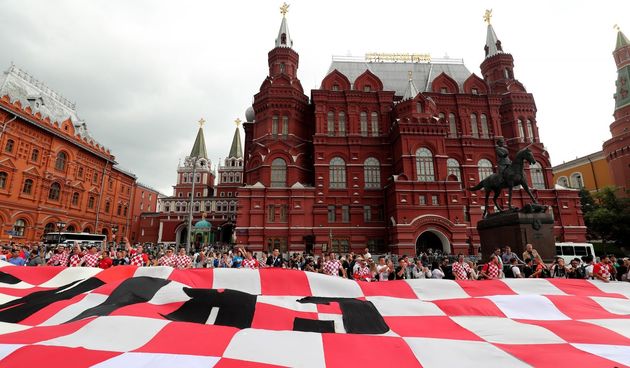 Hrvatski navijači u centru Moskve razvili divovsku zastavu