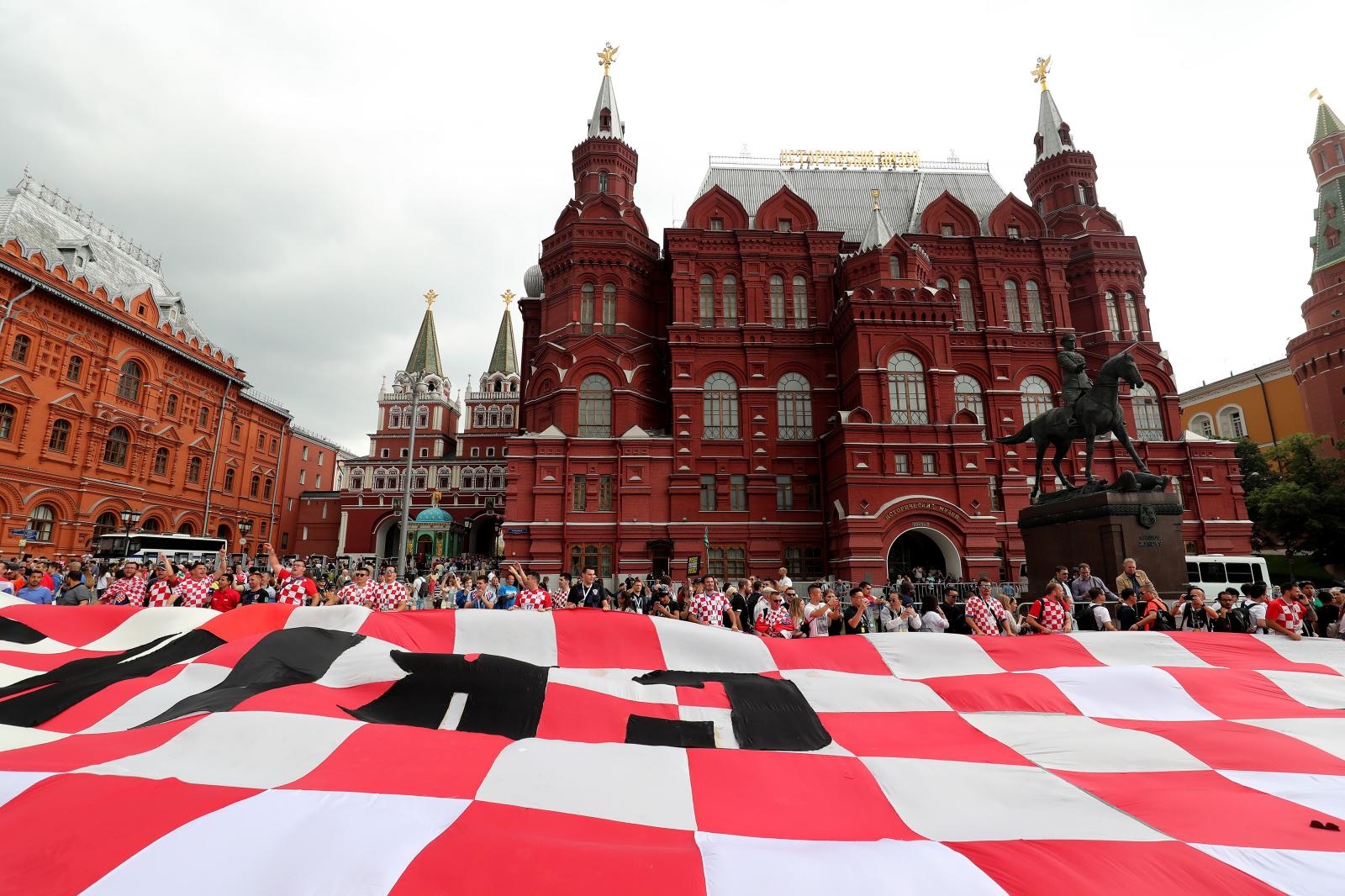 Hrvatski navijači u centru Moskve razvili divovsku zastavu Hrvatski navijači u centru Moskve razvili divovsku zastavu