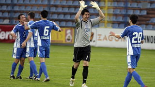 Varazdin, 080510.
Na gradskom stadionu u Varazdinu igra se 29. kolo prve HNL izmedju Varteksa i Zadra. Varteks je pobjedio 1:0 pogotkom Matije Smrekara.
Na slici: slavlje Varteksa.
Foto: Zeljko Hajdinjak / CROPIX