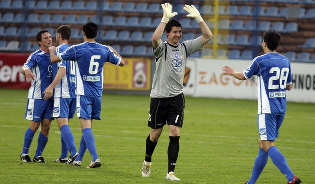 Varazdin, 080510.
Na gradskom stadionu u Varazdinu igra se 29. kolo prve HNL izmedju Varteksa i Zadra. Varteks je pobjedio 1:0 pogotkom Matije Smrekara.
Na slici: slavlje Varteksa.
Foto: Zeljko Hajdinjak / CROPIX