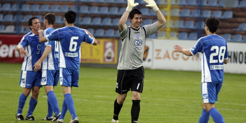 Varazdin, 080510.
Na gradskom stadionu u Varazdinu igra se 29. kolo prve HNL izmedju Varteksa i Zadra. Varteks je pobjedio 1:0 pogotkom Matije Smrekara.
Na slici: slavlje Varteksa.
Foto: Zeljko Hajdinjak / CROPIX Varazdin, 080510.
Na gradskom stadionu u Varazdinu igra se 29. kolo prve HNL izmedju Varteksa i Zadra. Varteks je pobjedio 1:0 pogotkom Matije Smrekara.
Na slici: slavlje Varteksa.
Foto: Zeljko Hajdinjak / CROPIX