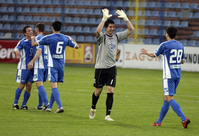 Varazdin, 080510.
Na gradskom stadionu u Varazdinu igra se 29. kolo prve HNL izmedju Varteksa i Zadra. Varteks je pobjedio 1:0 pogotkom Matije Smrekara.
Na slici: slavlje Varteksa.
Foto: Zeljko Hajdinjak / CROPIX