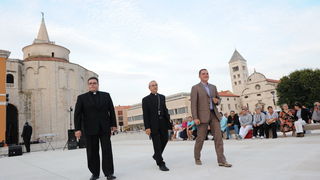 Zadar, 240910.
Danas je u Zadru svecano otvorena preuredjena Poljana Ivana Pavla 2. Poljana, odnosno prostor koji se proteze od juznog portikata Foruma prema Ulici Zadarskog mira 1358. uredila se prema idejnom projektu zadarskog arhitekta Ante Uglesica. Zadar, 240910.
Danas je u Zadru svecano otvorena preuredjena Poljana Ivana Pavla 2. Poljana, odnosno prostor koji se proteze od juznog portikata Foruma prema Ulici Zadarskog mira 1358. uredila se prema idejnom projektu zadarskog arhitekta Ante Uglesica.