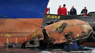 Otok Sit, Kornati, 201109.
Nakon 26 dana od nasukavanja trajekta Marko Polo na otok Sit u Kornatima uz pomoc remorkera JPS-a i dizalice, trajekt je odsukan.
Na fotografiji: ostecenja na pramcu broda bulbu ciji dio je ostao na otoku Situ.
Foto: Niksa Stipa