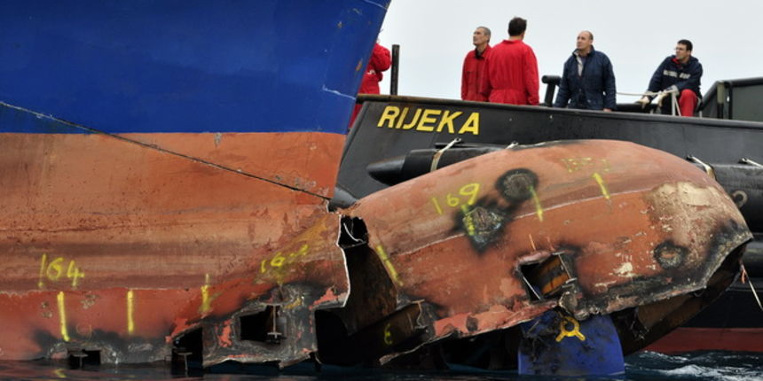 Otok Sit, Kornati, 201109.
Nakon 26 dana od nasukavanja trajekta Marko Polo na otok Sit u Kornatima uz pomoc remorkera JPS-a i dizalice, trajekt je odsukan.
Na fotografiji: ostecenja na pramcu broda bulbu ciji dio je ostao na otoku Situ.
Foto: Niksa Stipa Otok Sit, Kornati, 201109.
Nakon 26 dana od nasukavanja trajekta Marko Polo na otok Sit u Kornatima uz pomoc remorkera JPS-a i dizalice, trajekt je odsukan.
Na fotografiji: ostecenja na pramcu broda bulbu ciji dio je ostao na otoku Situ.
Foto: Niksa Stipa