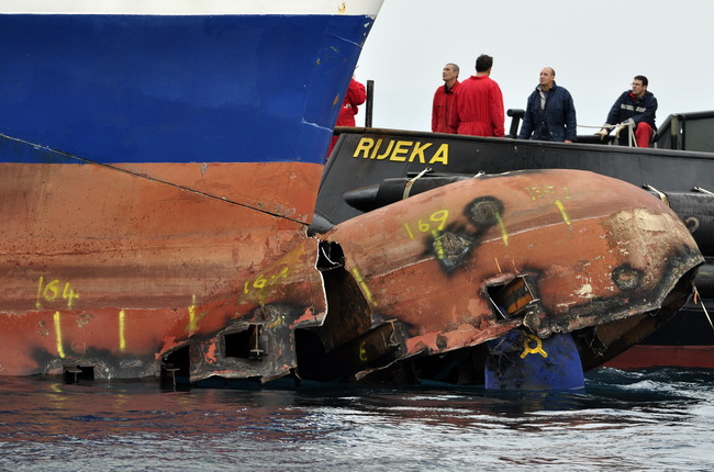 Otok Sit, Kornati, 201109.
Nakon 26 dana od nasukavanja trajekta Marko Polo na otok Sit u Kornatima uz pomoc remorkera JPS-a i dizalice, trajekt je odsukan.
Na fotografiji: ostecenja na pramcu broda bulbu ciji dio je ostao na otoku Situ.
Foto: Niksa Stipa