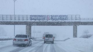 U Lici pada gusti snijeg, zimski uvjeti na cestama U Lici pada gusti snijeg, zimski uvjeti na cestama