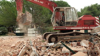 Zadar, Zaton, 091012.
U Zatonu je Turisthotel poceo rusiti stare apartrmane i uredjivati nove kapacitete za iducu turisticku sezonu. Sruseno ce biti ukupno 135 apartmana, a isto toliko novih apartmana biti ce izgradjeno do iduce sezone na razini 4 zvjezdi Zadar, Zaton, 091012.
U Zatonu je Turisthotel poceo rusiti stare apartrmane i uredjivati nove kapacitete za iducu turisticku sezonu. Sruseno ce biti ukupno 135 apartmana, a isto toliko novih apartmana biti ce izgradjeno do iduce sezone na razini 4 zvjezdi