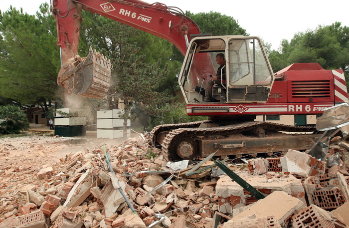 Zadar, Zaton, 091012.
U Zatonu je Turisthotel poceo rusiti stare apartrmane i uredjivati nove kapacitete za iducu turisticku sezonu. Sruseno ce biti ukupno 135 apartmana, a isto toliko novih apartmana biti ce izgradjeno do iduce sezone na razini 4 zvjezdi Zadar, Zaton, 091012.
U Zatonu je Turisthotel poceo rusiti stare apartrmane i uredjivati nove kapacitete za iducu turisticku sezonu. Sruseno ce biti ukupno 135 apartmana, a isto toliko novih apartmana biti ce izgradjeno do iduce sezone na razini 4 zvjezdi