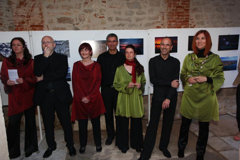 Humanitarna izlozba za pomoc tesko bolesnoj mladoj zadranki Ani Pavic i njenoj kceri Aurori. Zadarski fotografi amateri i profesionalci njih 37 odazvali su se ovoj akciji doniravsi fotografije, Foto: Željko Mršić/PIXSELL