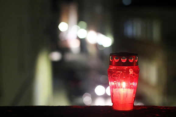 Svijeće na Kopnenim vratima i bedemu u Foši (foto:Saša Čuka) Svijeće na Kopnenim vratima i bedemu u Foši (foto:Saša Čuka)